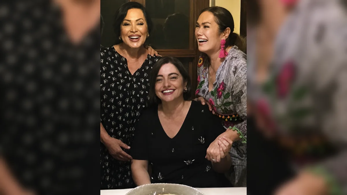 Türkan Şoray instagram hesabından 5 Temmuz 2020'de "Üç kardeş birarada... Kardeş gibisi yok ❤️❤️" yorumuyla kardeşleri Nazan Şoray ve Figen Çevik Gezer'in fotoğrafını paylaştı.