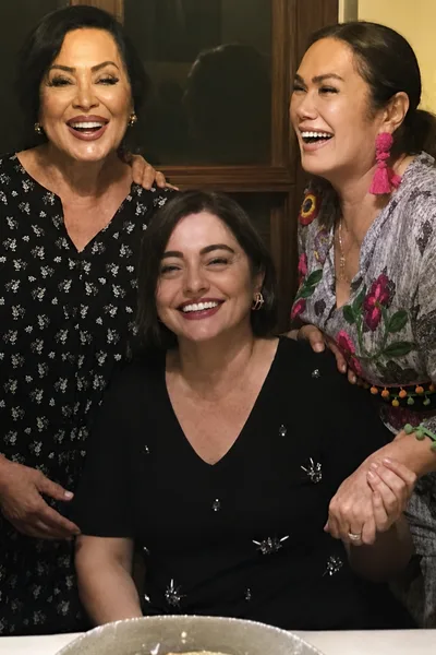 Türkan Şoray instagram hesabından 5 Temmuz 2020'de "Üç kardeş birarada... Kardeş gibisi yok ❤️❤️" yorumuyla kardeşleri Nazan Şoray ve Figen Çevik Gezer'in fotoğrafını paylaştı.