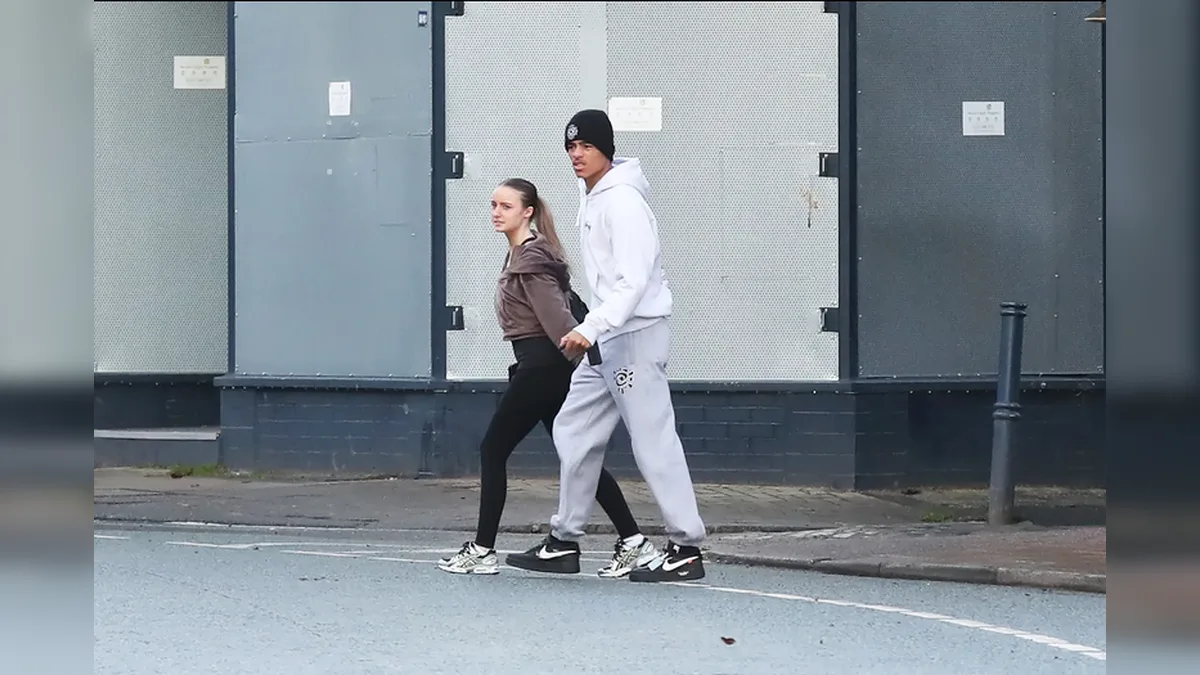 Harriet Robson sevgilisi Mason Greenwood ile Yolda Yürürken
