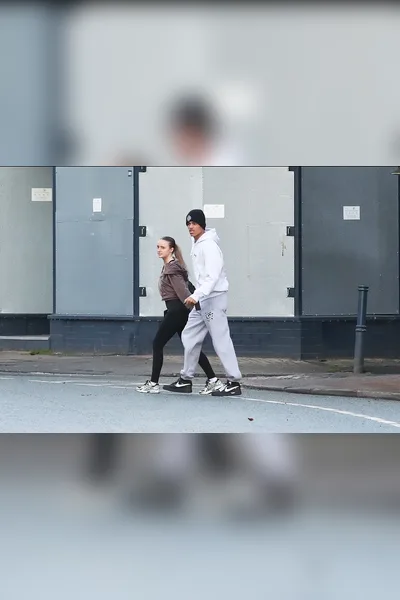 Harriet Robson sevgilisi Mason Greenwood ile Yolda Yürürken