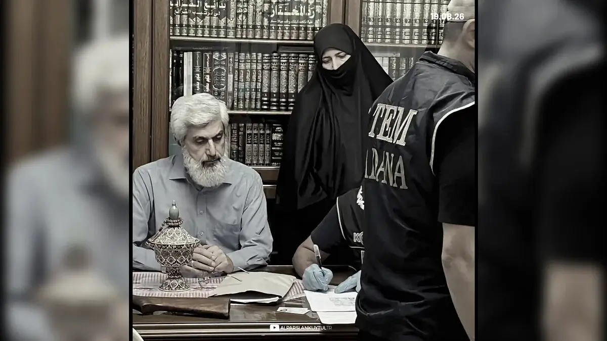 Soruşturma kapsamında şüpheliler hakkında suç örgütü kurma ve yönetme, örgüt üyeliği, suçtan kaynaklanan malvarlığı değerlerini aklama, nitelikli dolandırıcılık, resmi belgede sahtecilik ve Vergi Usul Kanunu’na muhalefet suçlamaları yöneltildiği açıklandı. Yetkililer dosyada mali analizler, banka hareketleri ve dijital materyallerin de incelendiğini bildirdi.