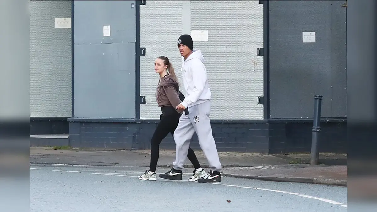 Harriet Robson sevgilisi Mason Greenwood ile Yolda Yürürken