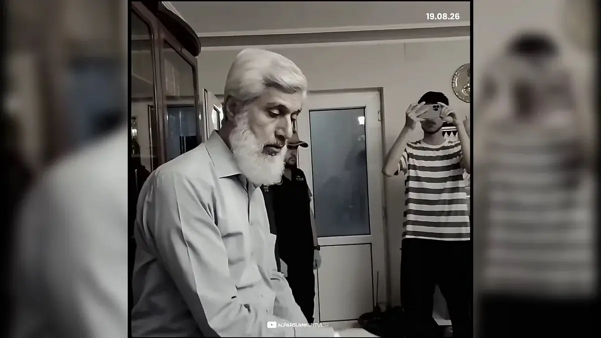 Adana Emniyet Müdürlüğü Terörle Mücadele Şube Müdürlüğü ekipleri sabahın erken saatlerinde Alparslan Kuytul’un evine operasyon düzenledi. Evin çevresi polis ekiplerince güvenlik çemberine alınırken içeride ayrıntılı arama yapıldı. Operasyona ilişkin ilk duyuru Kuytul’un sosyal medya hesabından yapıldı.