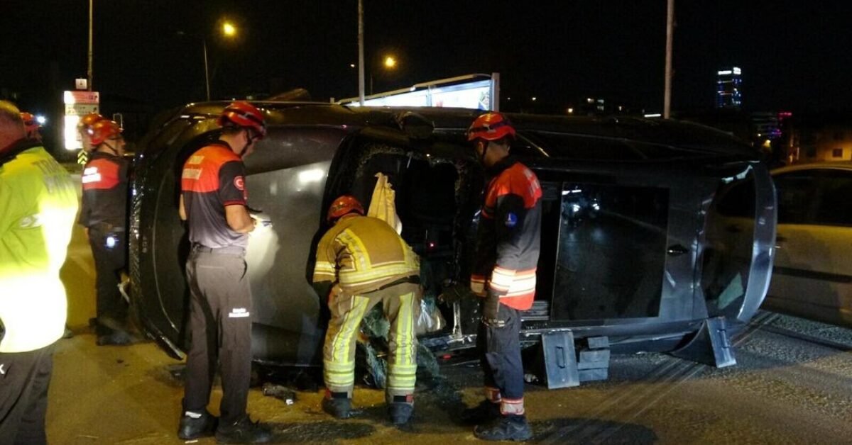 İzmir’de takla atan otomobil, trafik lambasına çarptı: 1 yaralı